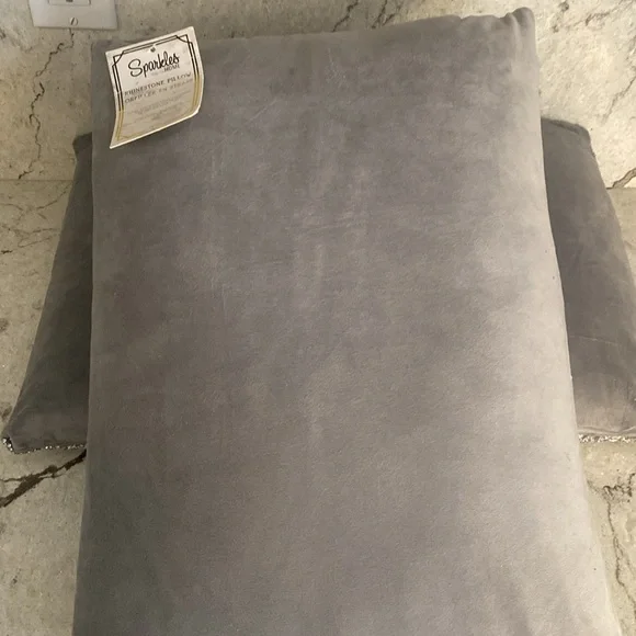 Two rinestone pillows - Picture 4 of 7